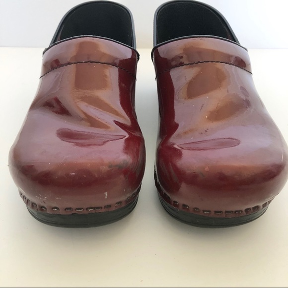 Dansko Shiny Apple Red Clogs Size 13 - Picture 4 of 9